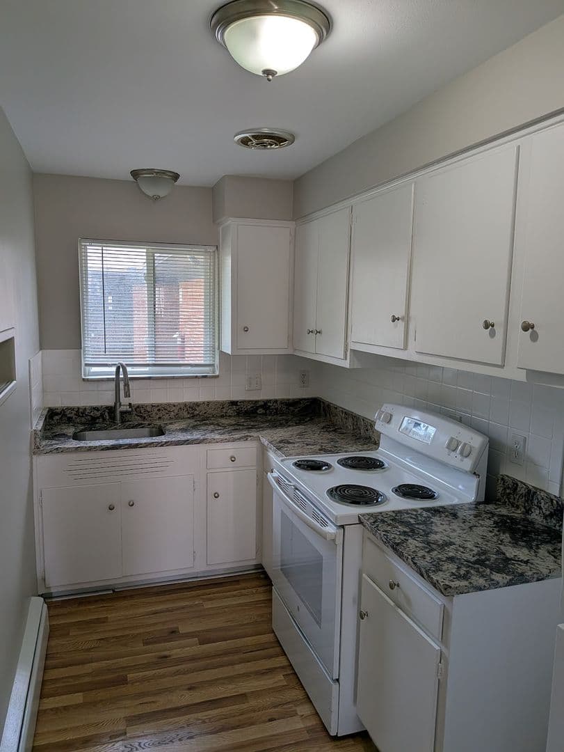 Royal Oak Apartment: 2301 W 14 Mile Rd