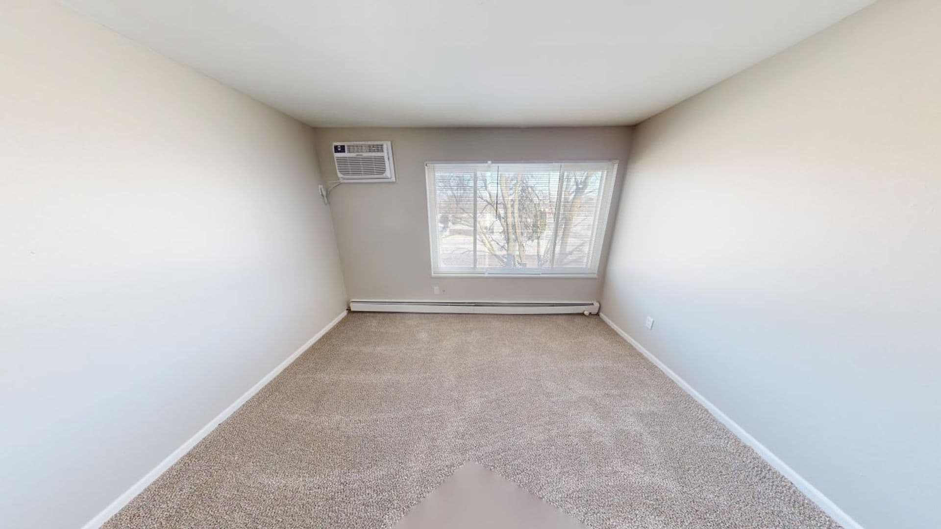 Dundee Apartment: 500 E Monroe St