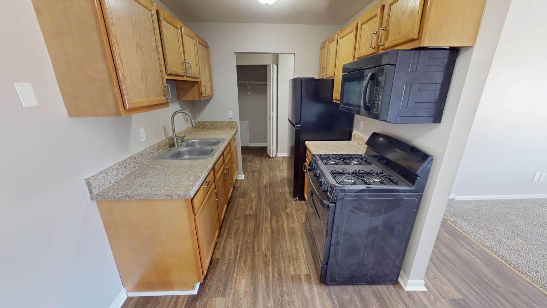 Dundee Apartment: 500 E Monroe St