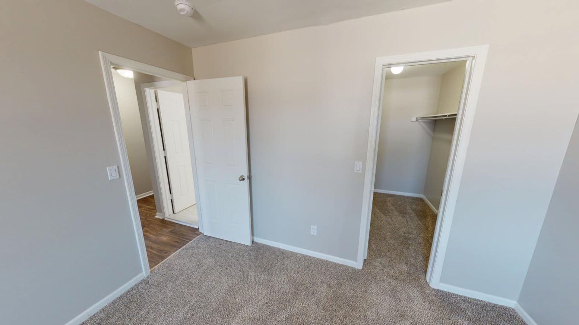 Dundee Apartment: 500 E Monroe St