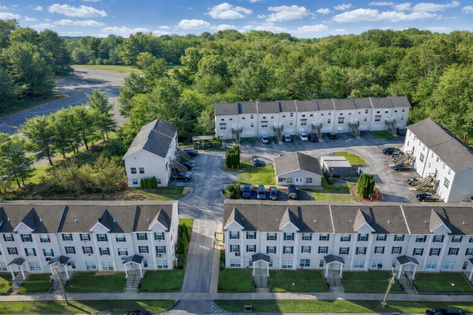 Hamden Townhome: 190 Pine Rock Ave