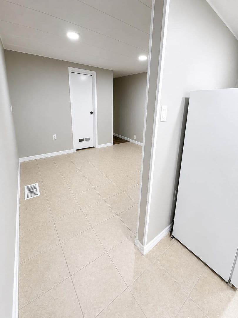 Venice Apartment: 985 Antigua Avenue East