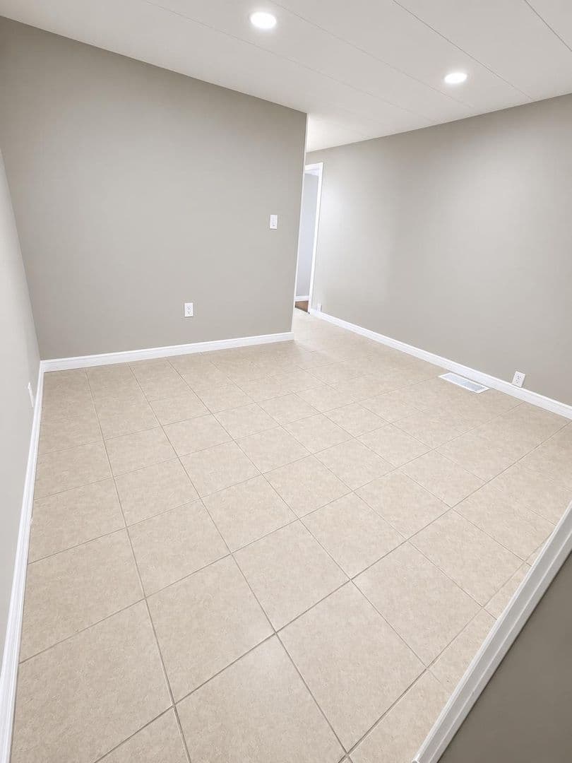 Venice Apartment: 985 Antigua Avenue East