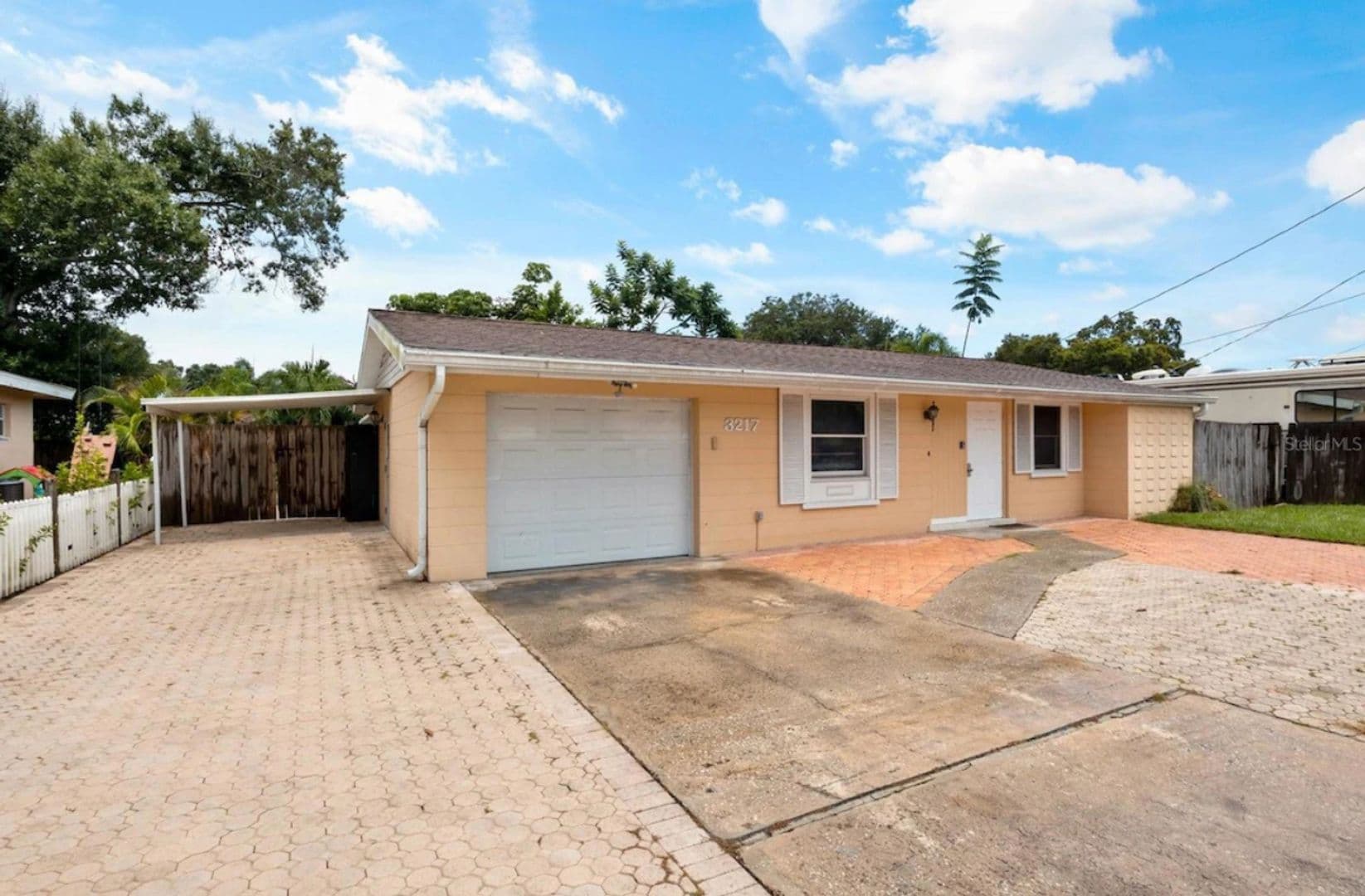 Sarasota Apartment: 3217 McIntosh Rd