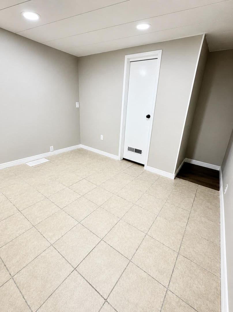 Venice Apartment: 985 Antigua Avenue East