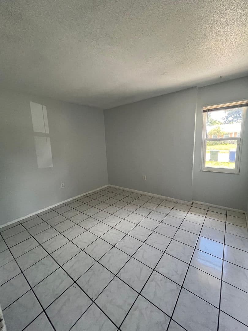 Sarasota House: 6947 Brentford Road