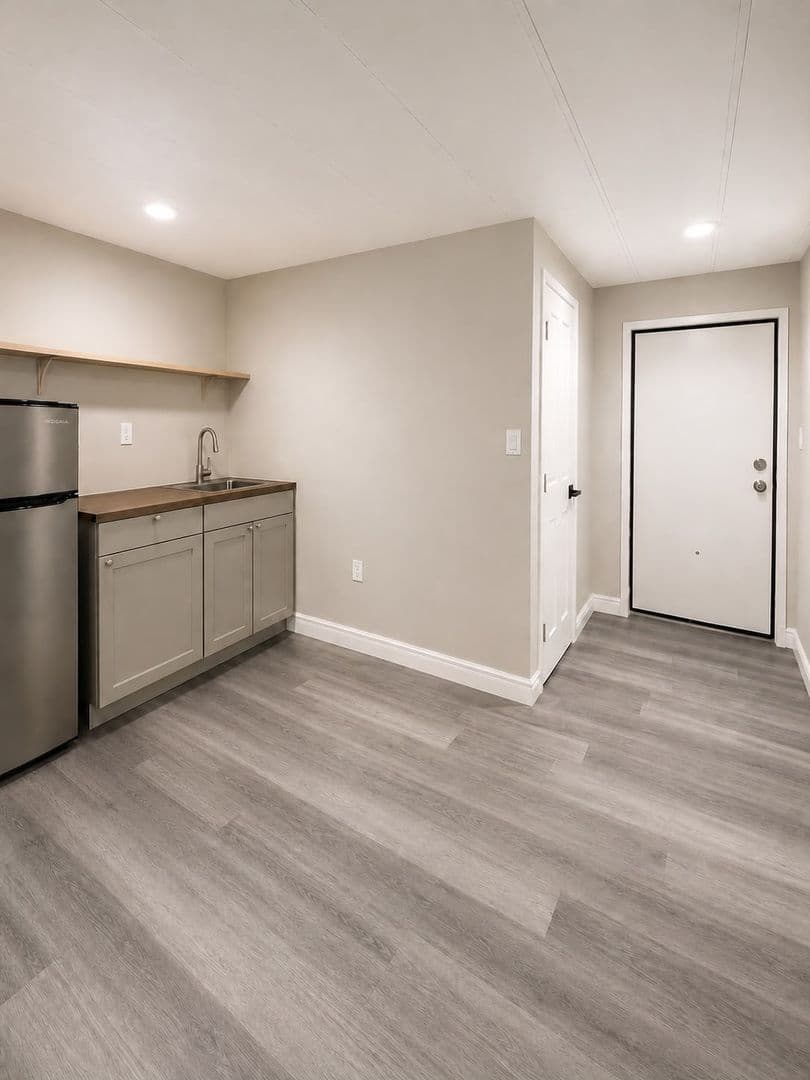 Venice Apartment: 977 Antigua Avenue East