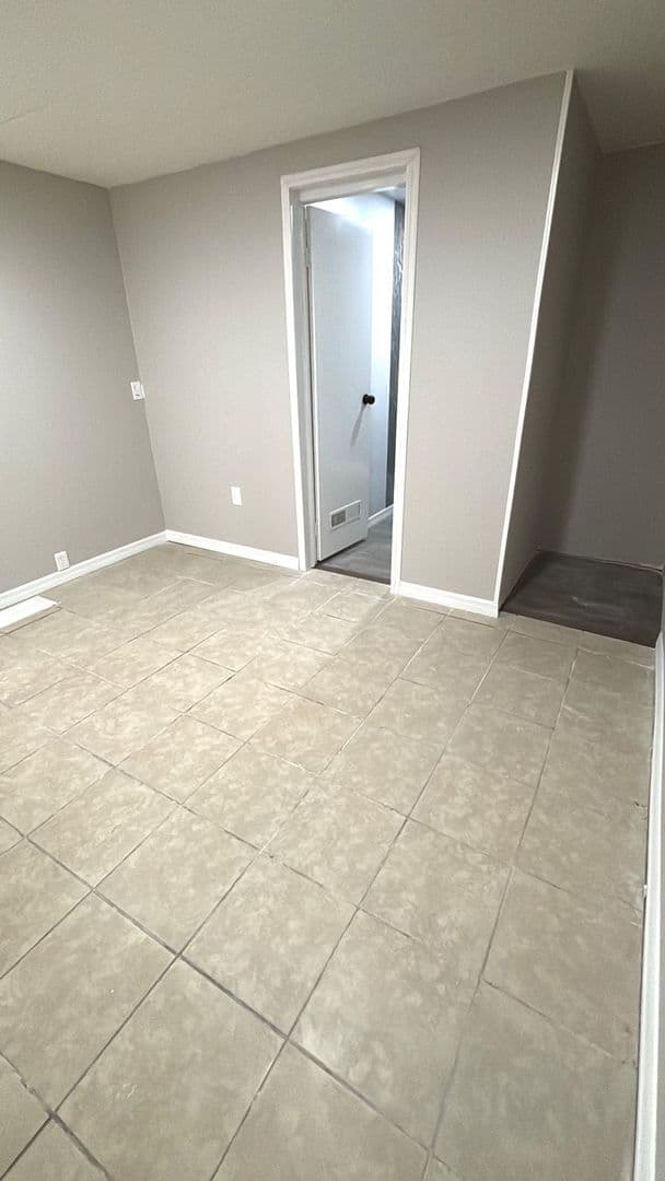 Venice Apartment: 985 Antigua Avenue East