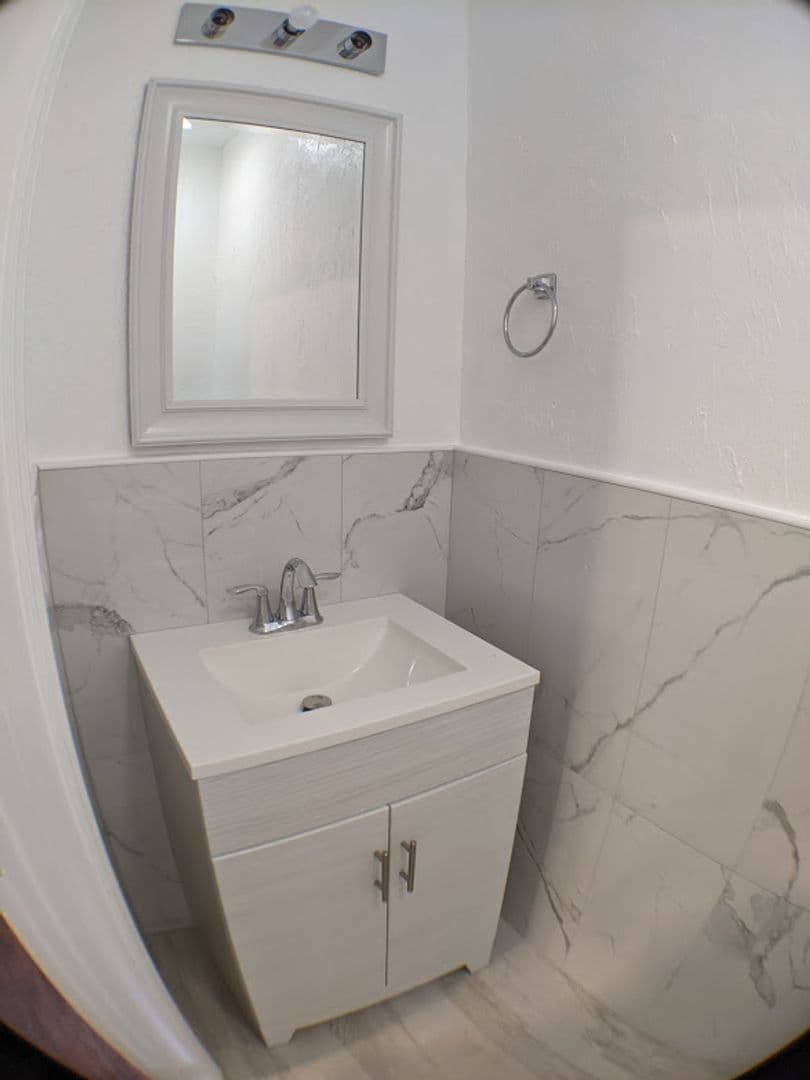 Nokomis Apartment: 401 Colonia Ln, E.