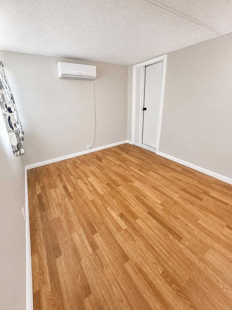 Venice Apartment: 985 Antigua Avenue East
