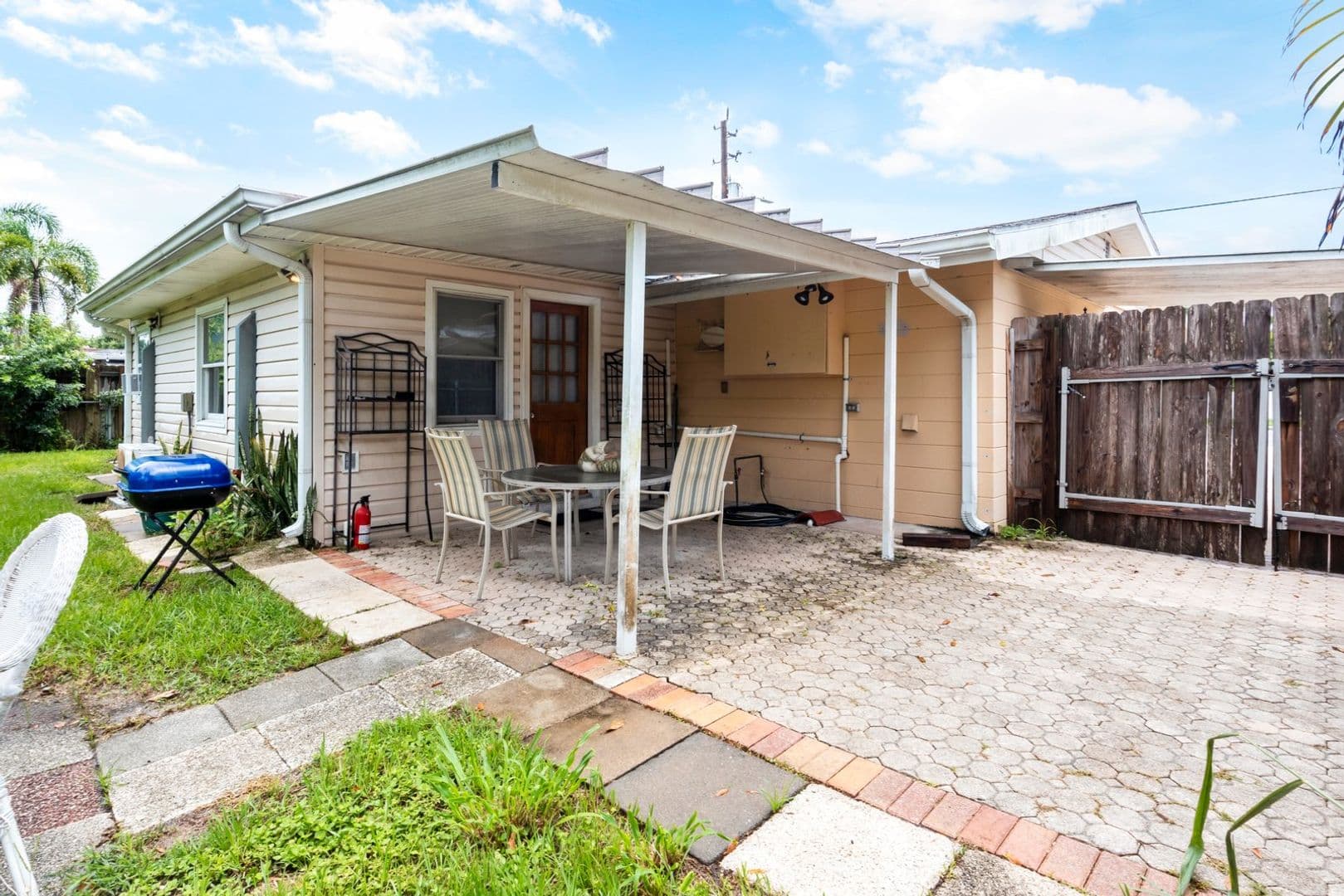 Sarasota Apartment: 3217 McIntosh Rd