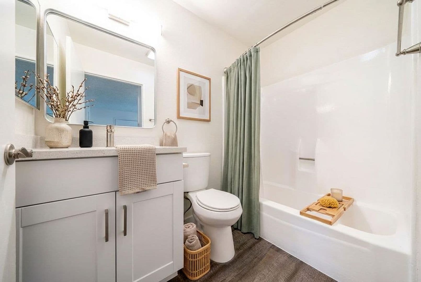 Vista Apartment: 1440 Oak Drive