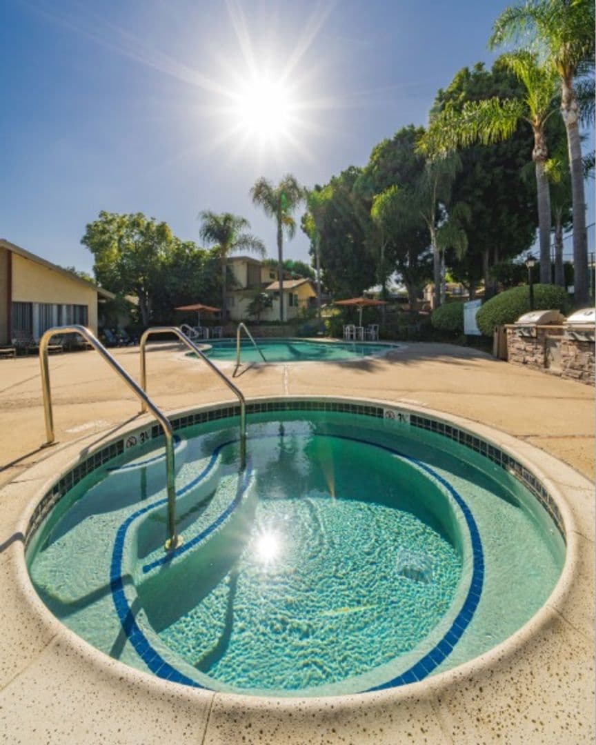 Vista Apartment: 800 East Bobier Drive