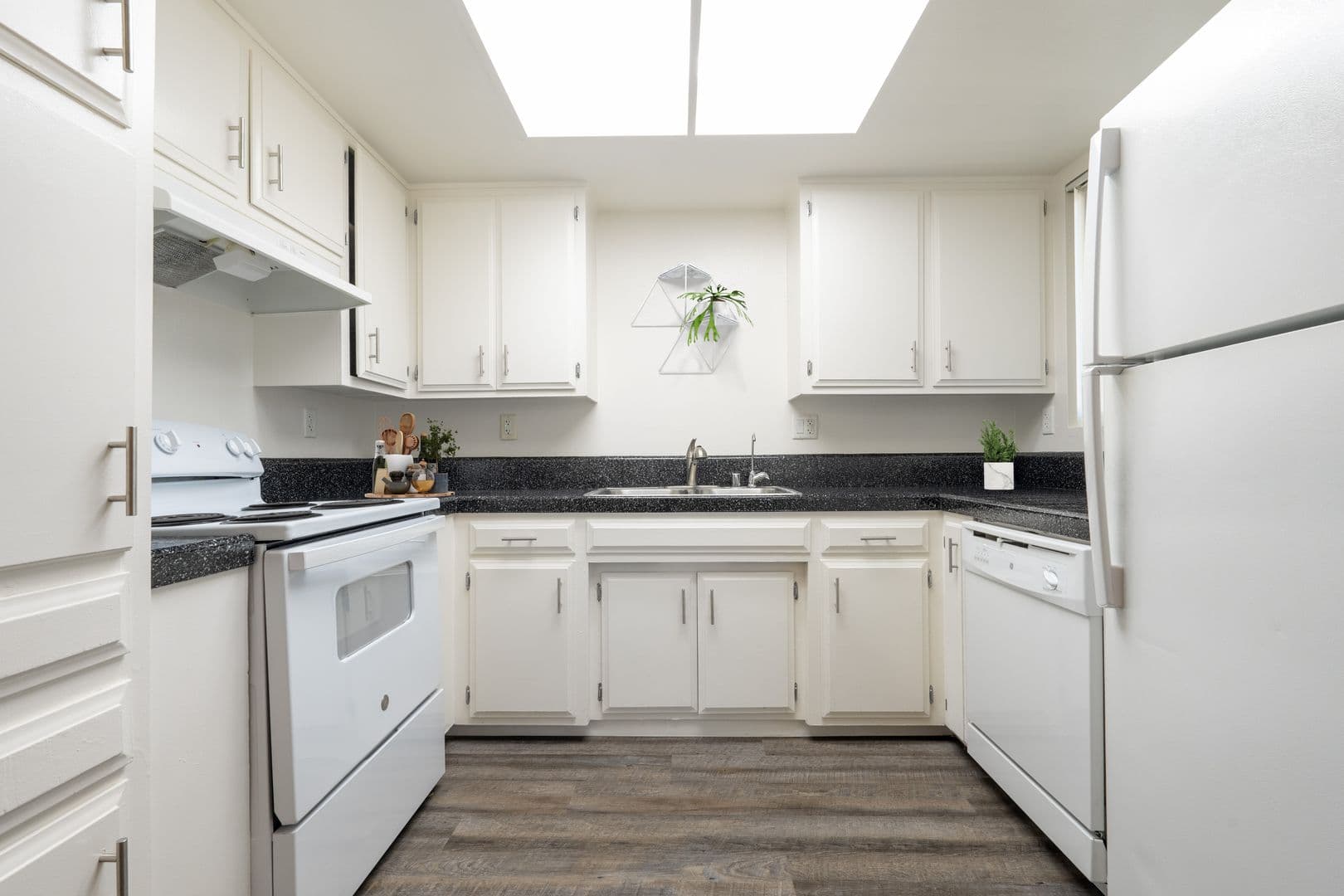 Vista Apartment: 1110 Meadowlake Drive