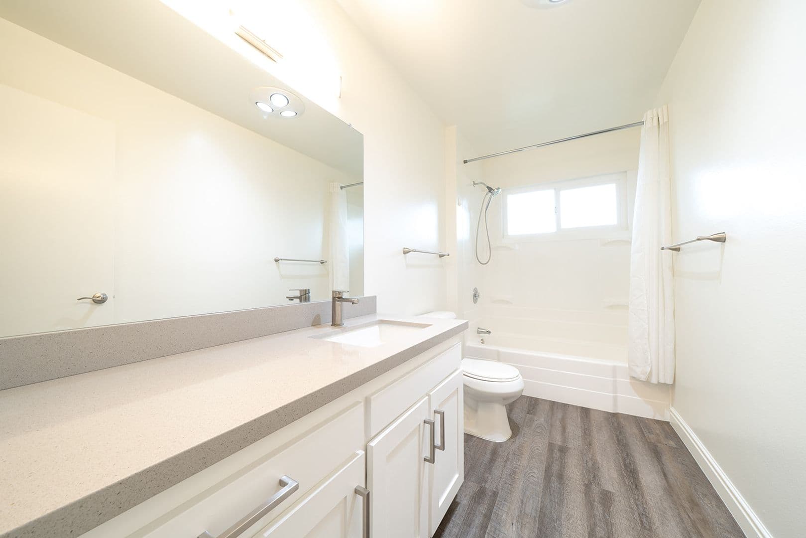 Vista Apartment: 1110 Meadowlake Drive