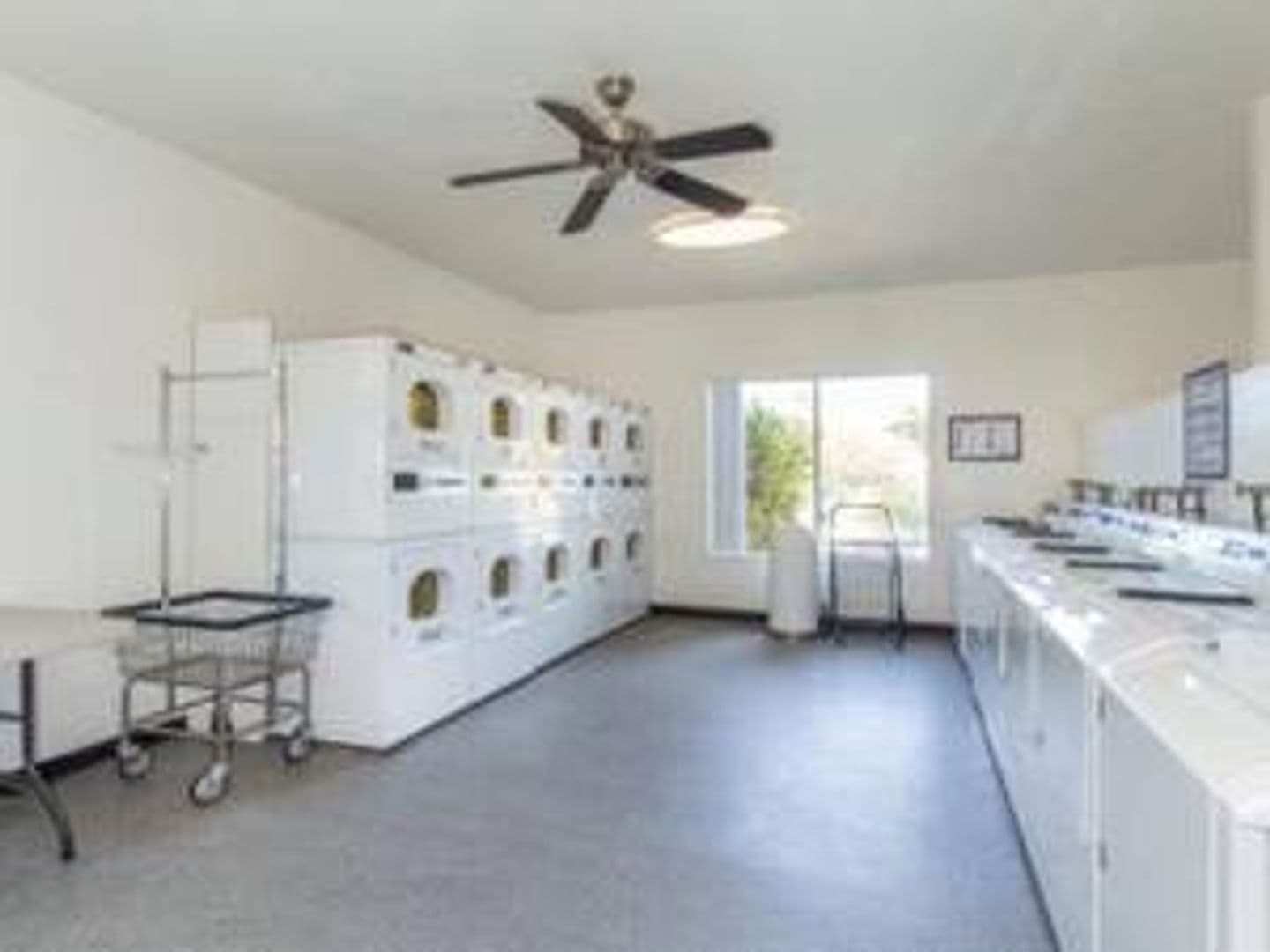 Vista Apartment: 800 East Bobier Drive