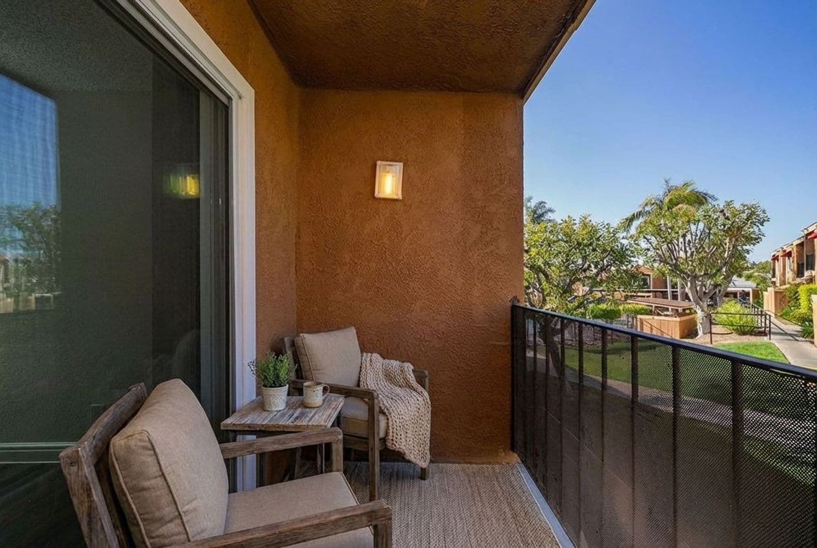 Vista Apartment: 1440 Oak Drive