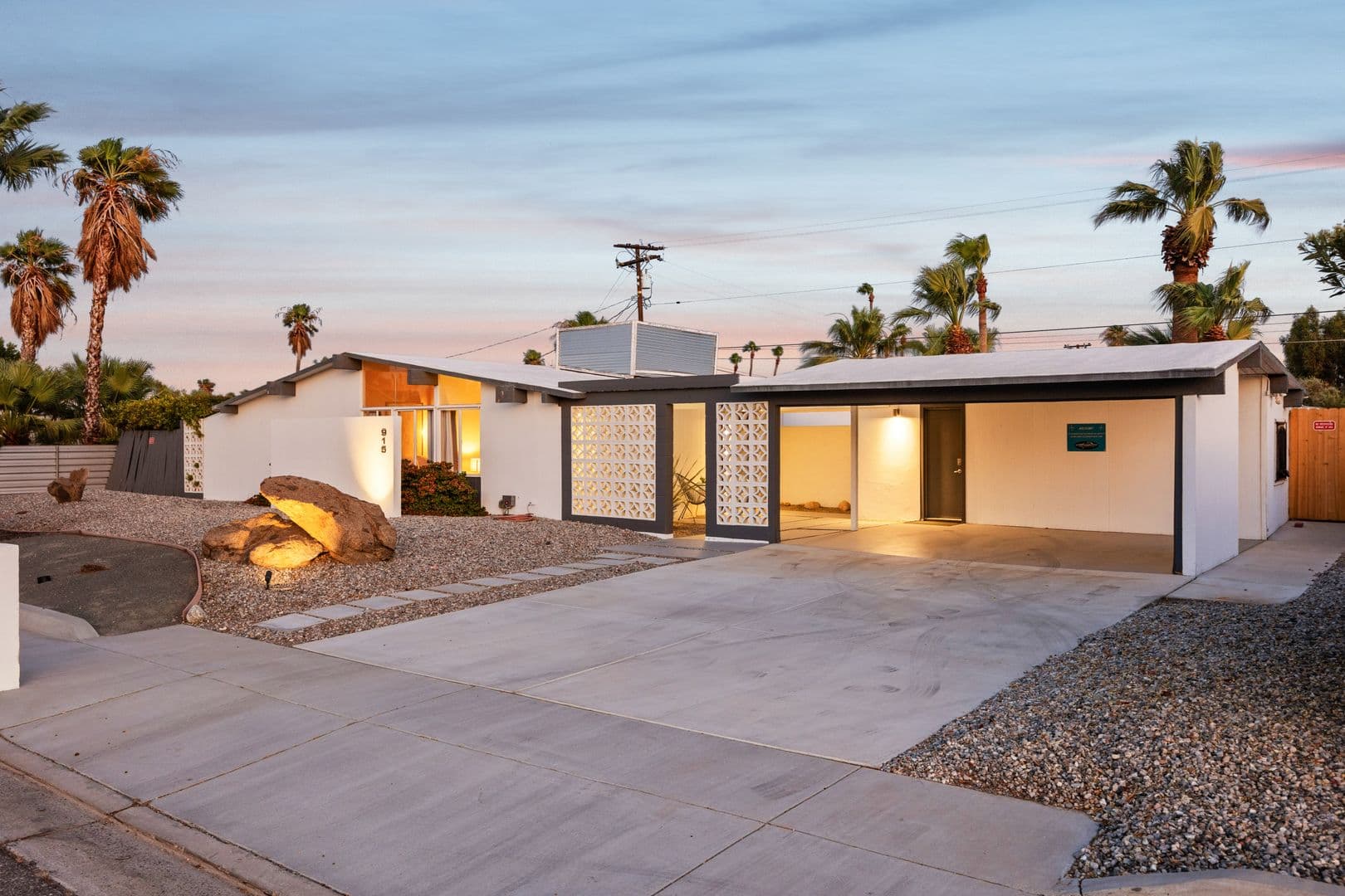 Palm Springs House: 915 E Racquet Club Rd