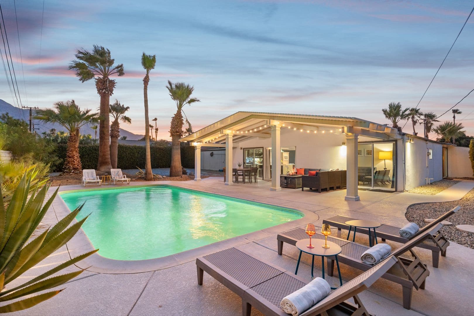 Palm Springs House: 915 E Racquet Club Rd