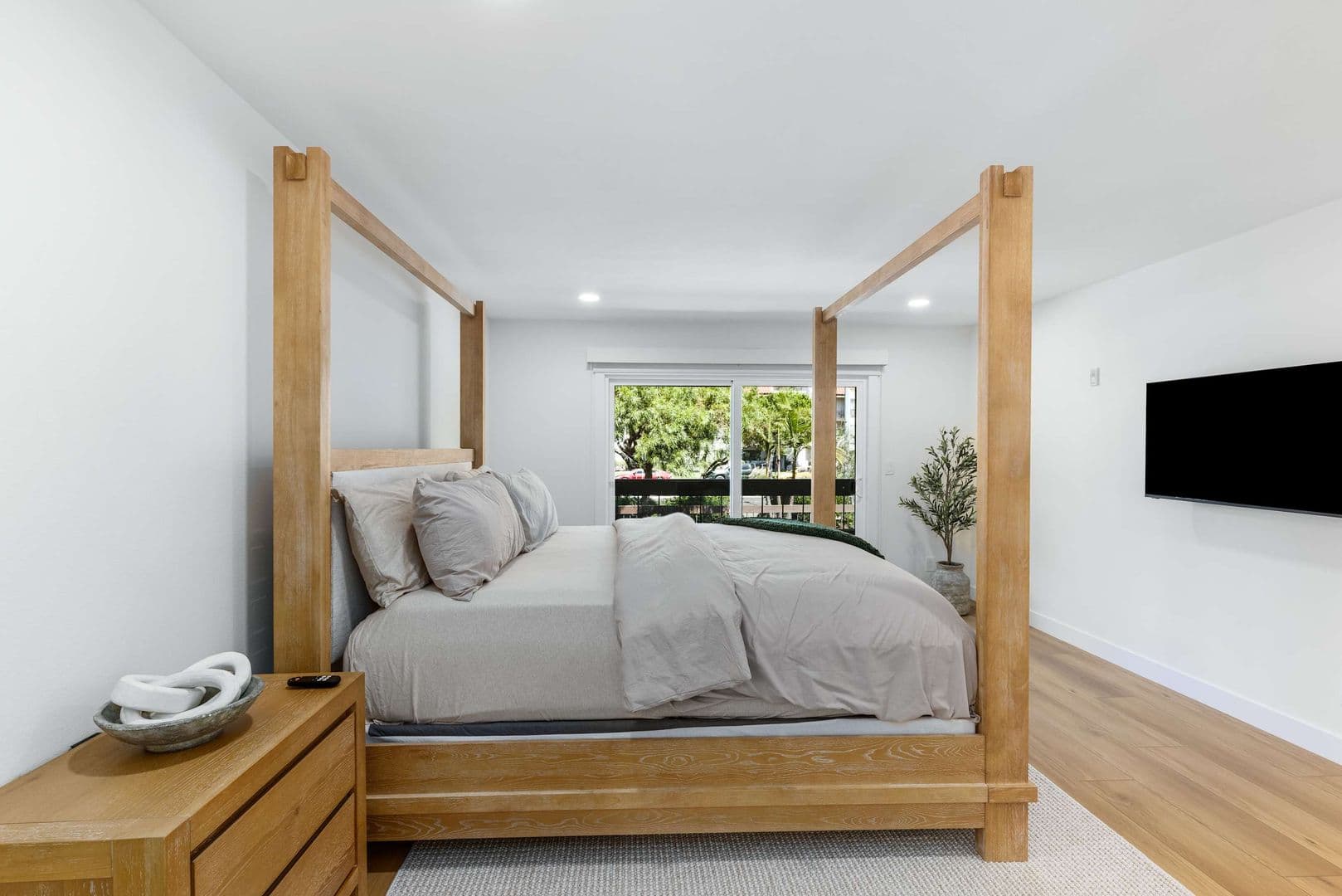 San Diego House: 6757 Friars Rd
