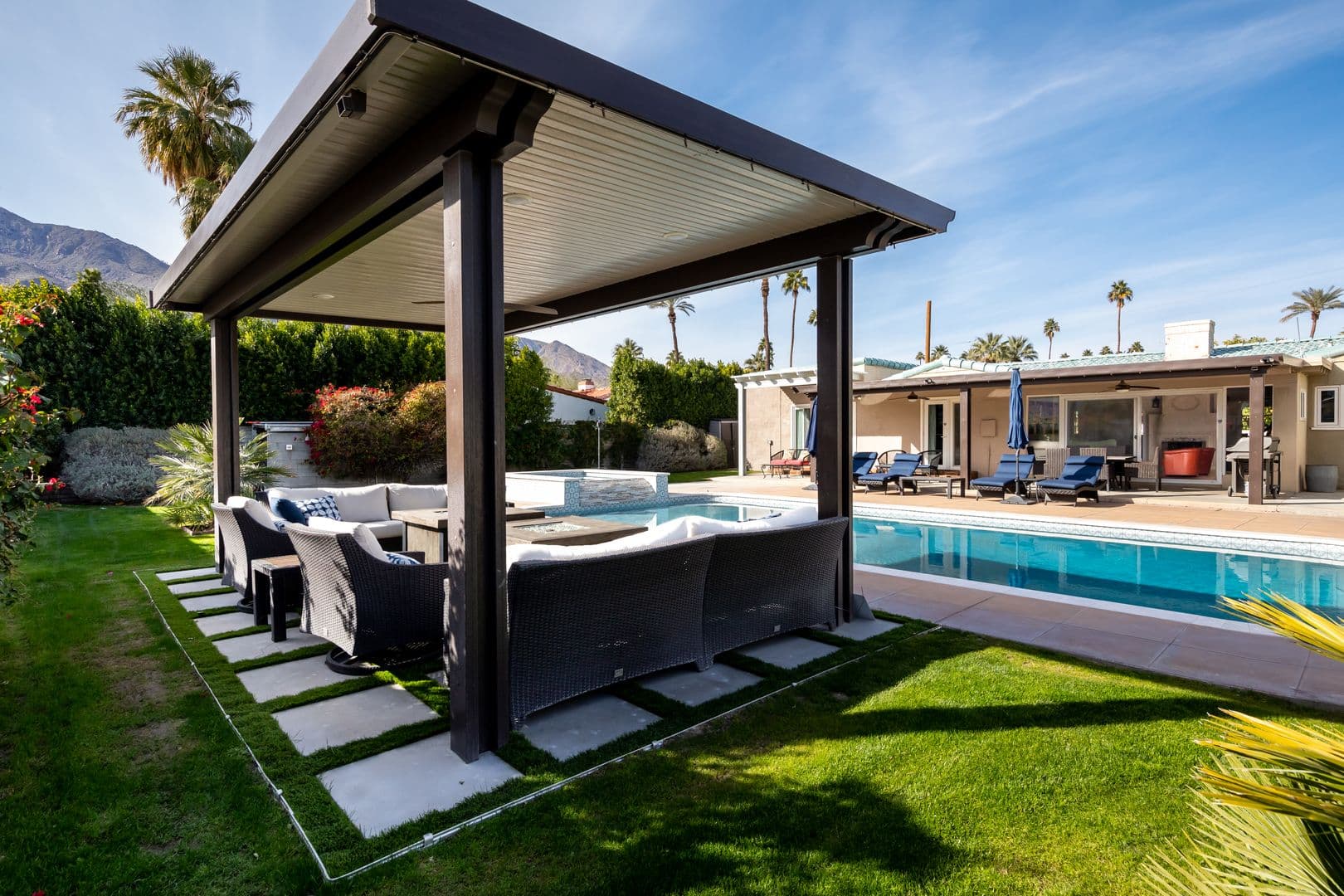 Palm Springs House: 477 East Via Colusa