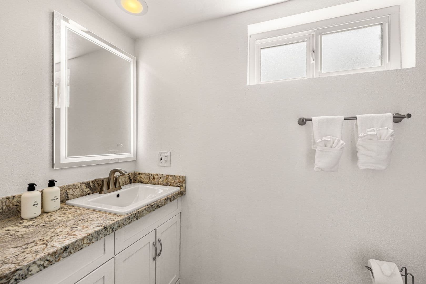 Palm Springs House: 2290 N Victoria Rd