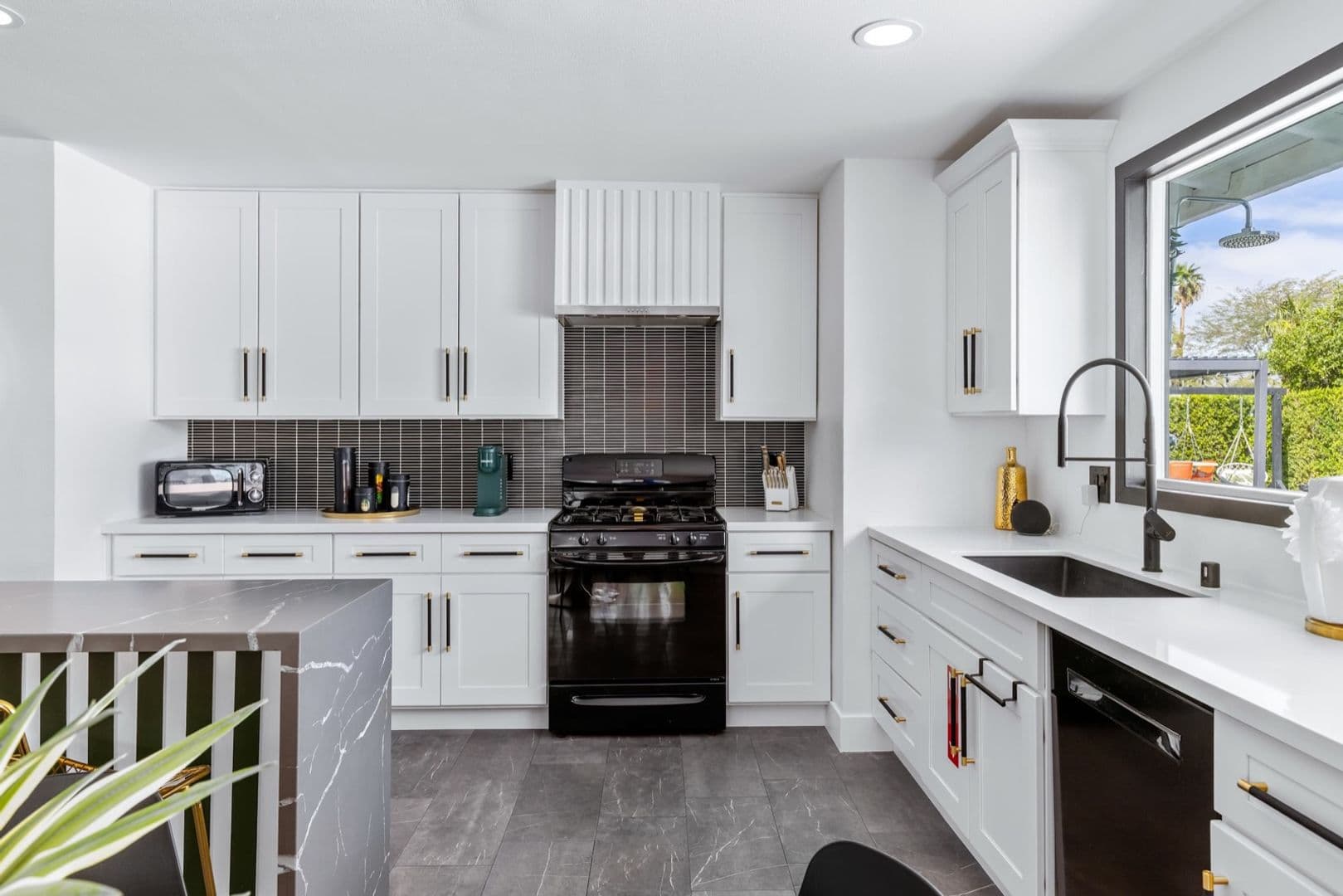 Palm Springs House: 2380 N San Antonio Rd