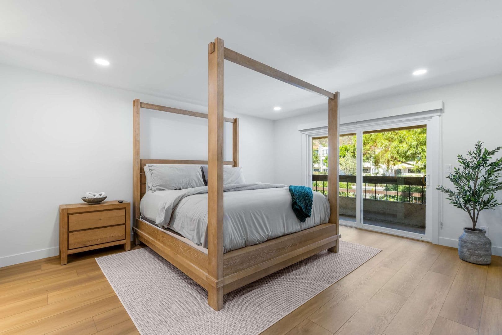 San Diego House: 6757 Friars Rd