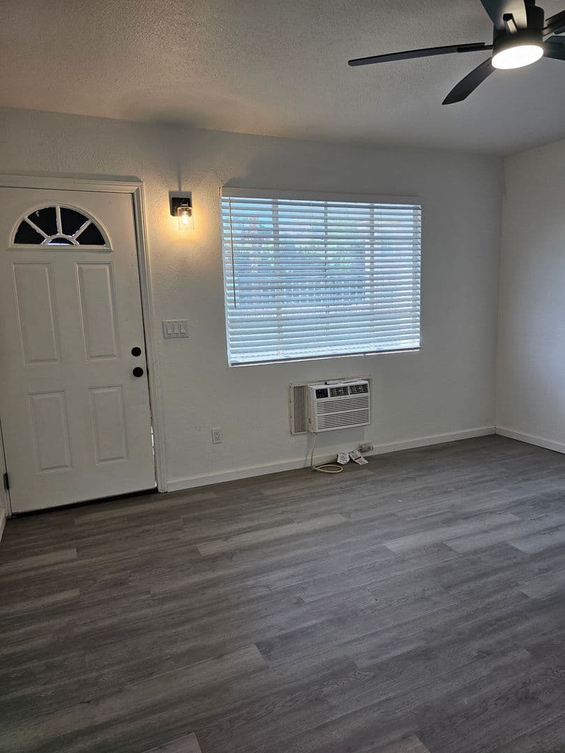 Palm Springs Apartment: 2231 N Palm Canyon