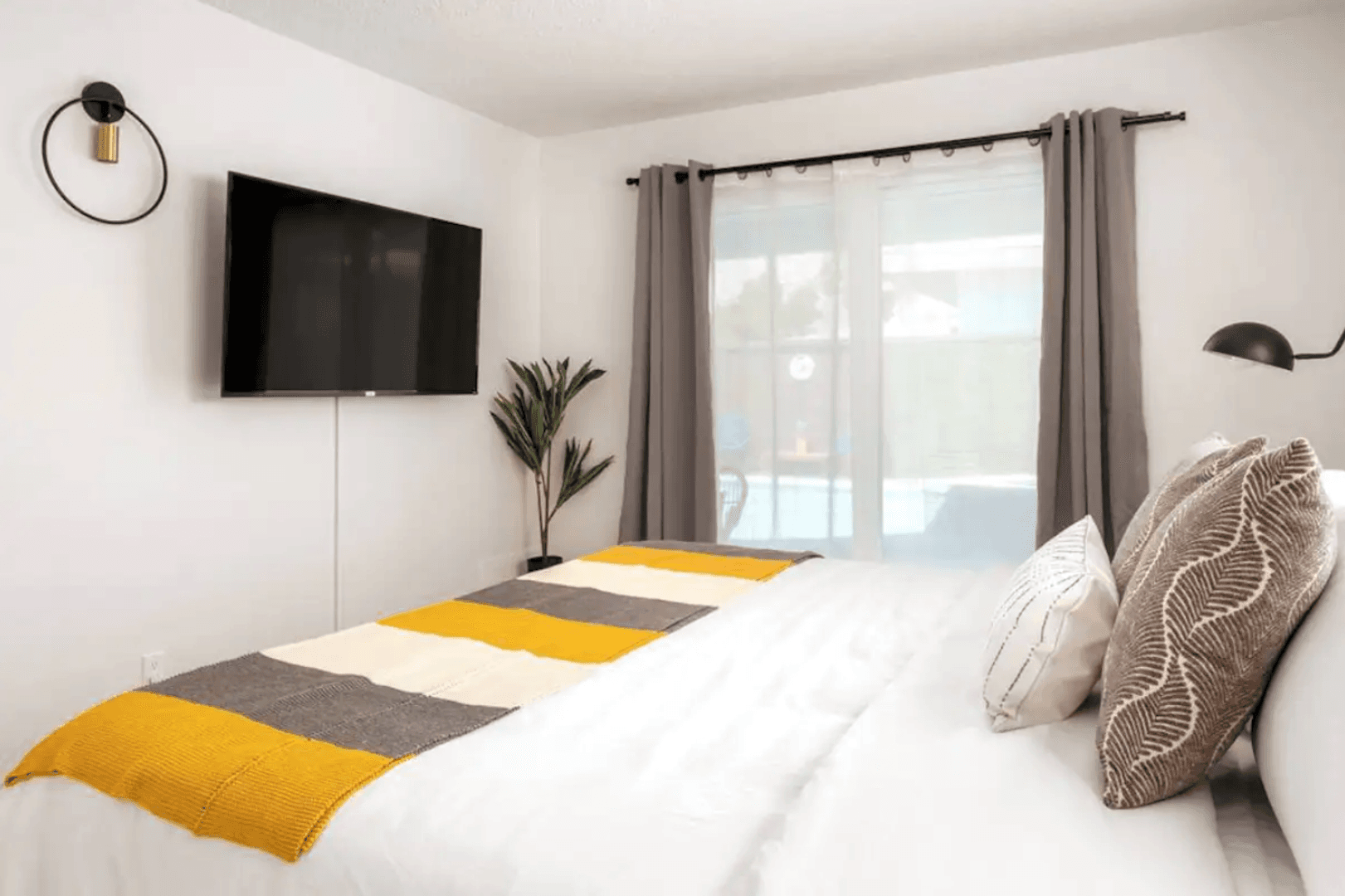 Palm Springs House: 547 N Sunrise Way