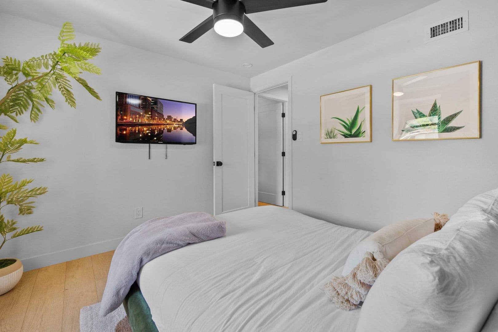 San Diego House: 5865 Cozzens Street