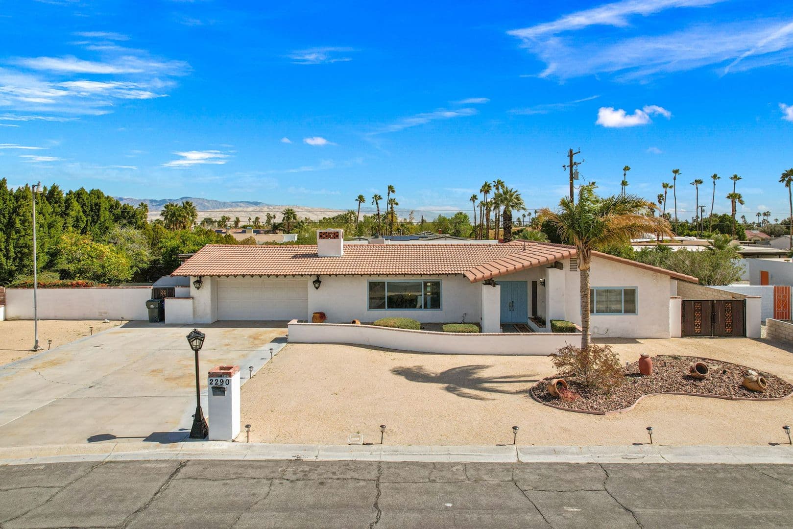 Palm Springs House: 2290 N Victoria Rd