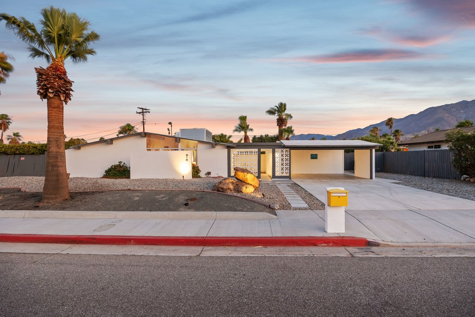 Palm Springs House: 915 E Racquet Club Rd