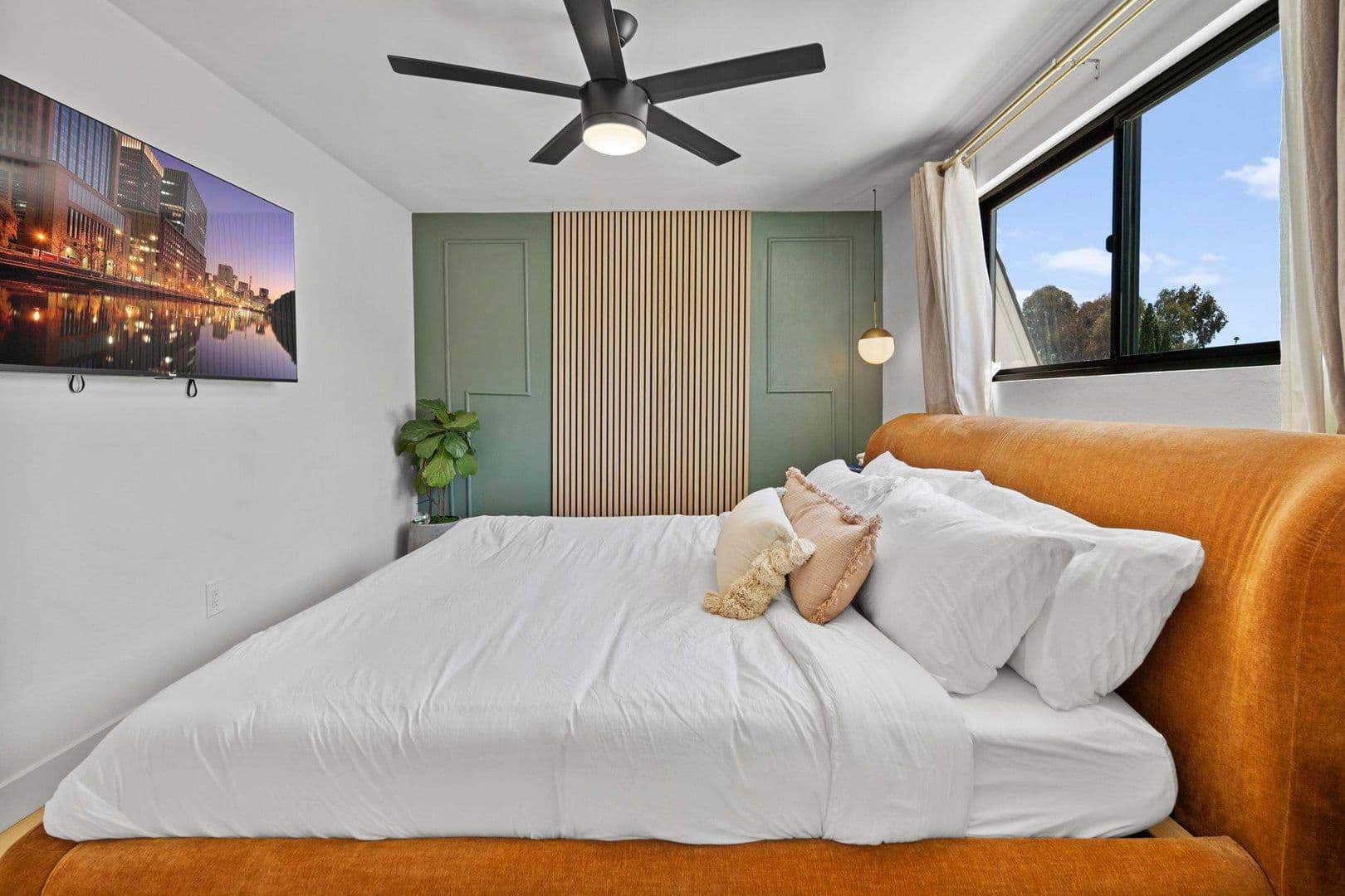 San Diego House: 5865 Cozzens Street