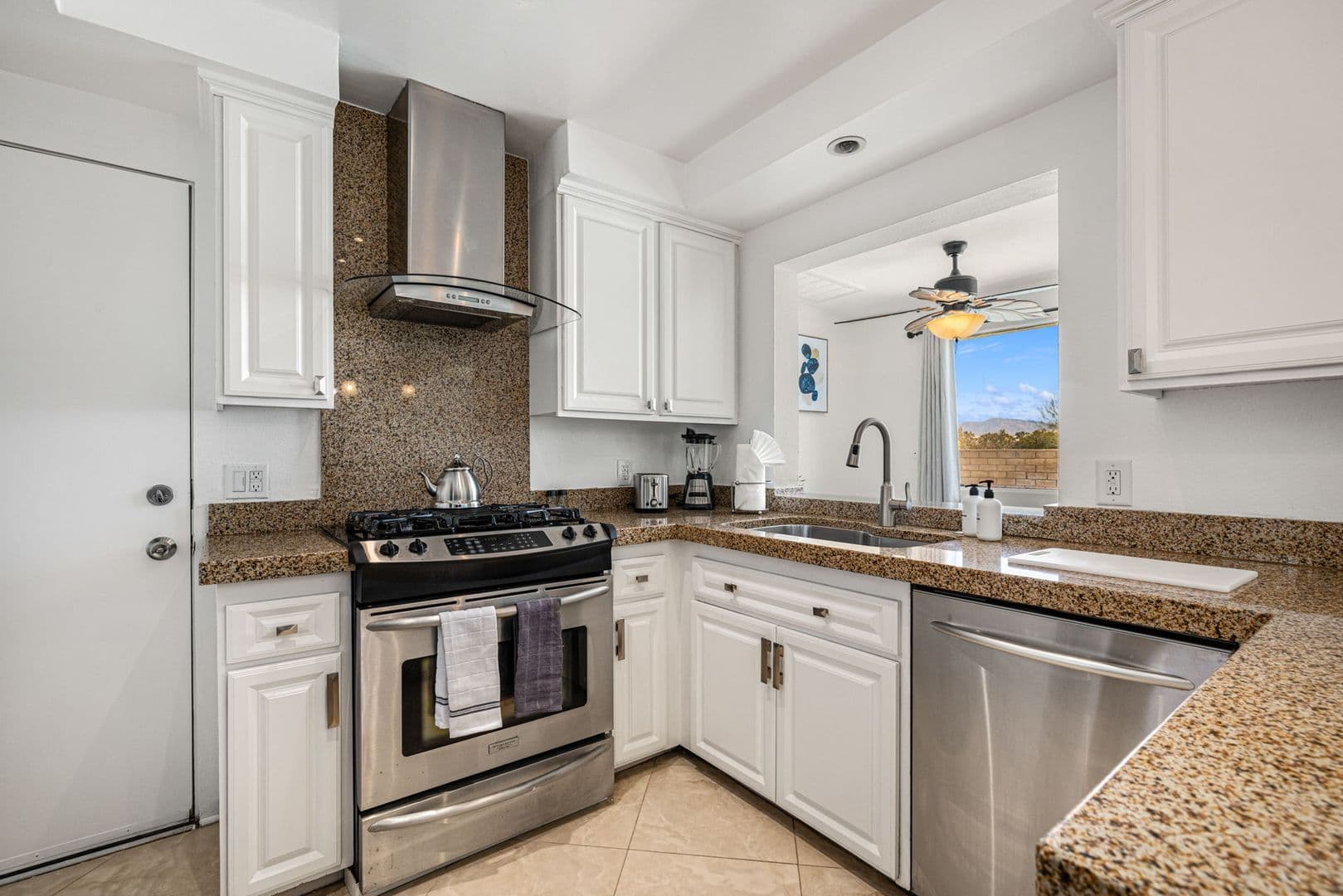Palm Springs House: 2290 N Victoria Rd