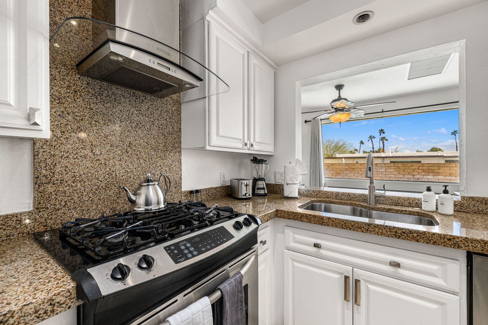 Palm Springs House: 2290 N Victoria Rd
