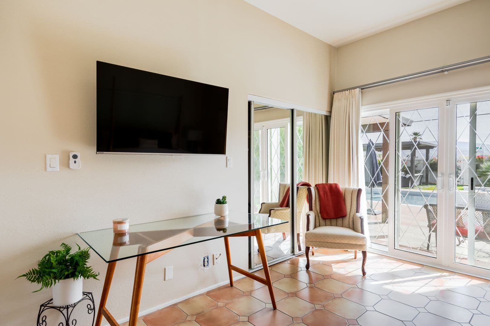 Palm Springs House: 477 East Via Colusa