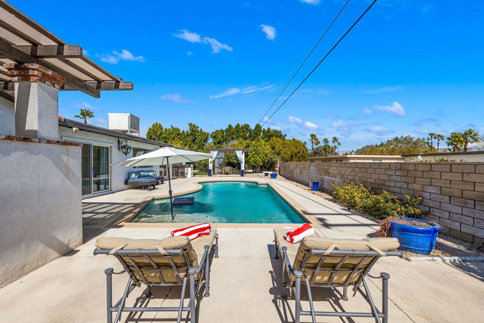 Palm Springs House: 2290 N Victoria Rd