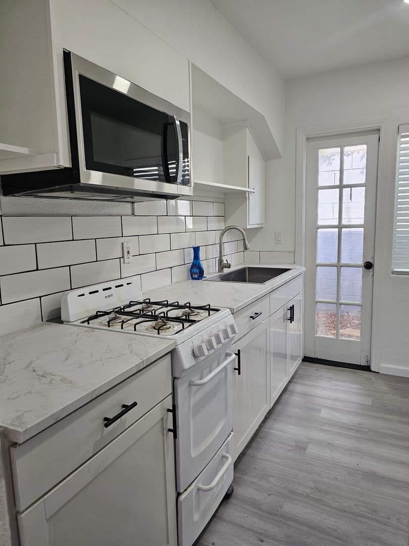 Palm Springs Apartment: 2231 N Palm Canyon