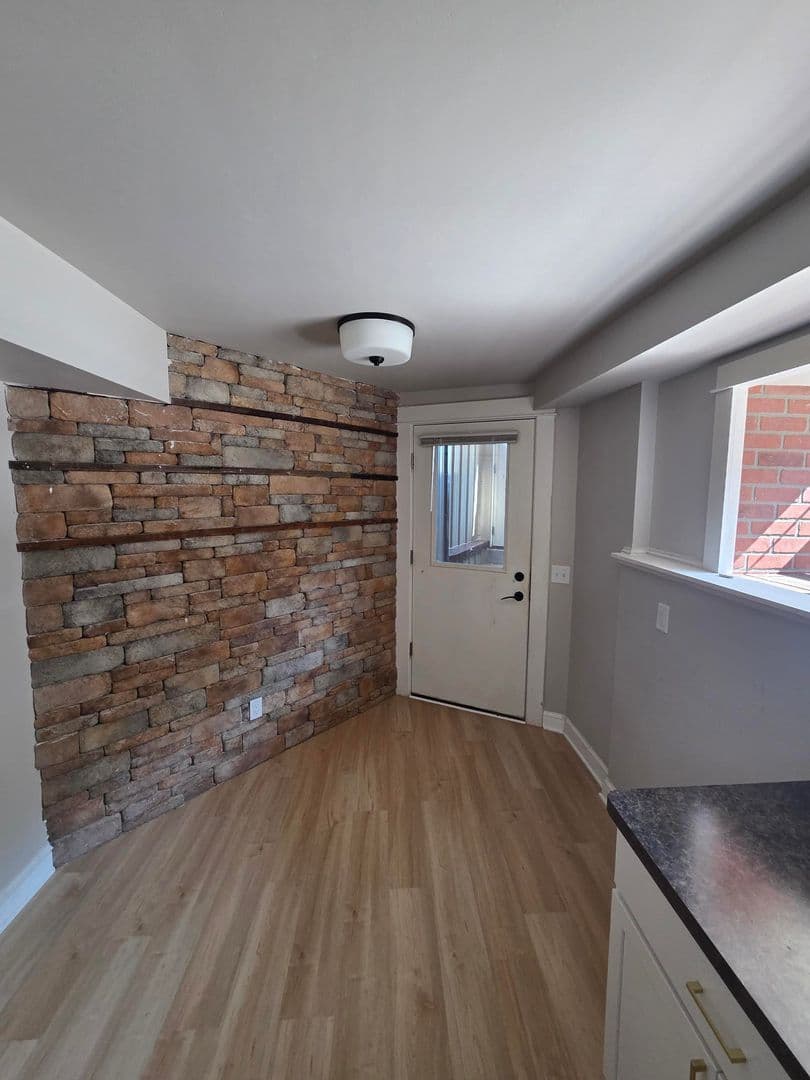 Madison Apartment: 222 North Hamilton Street