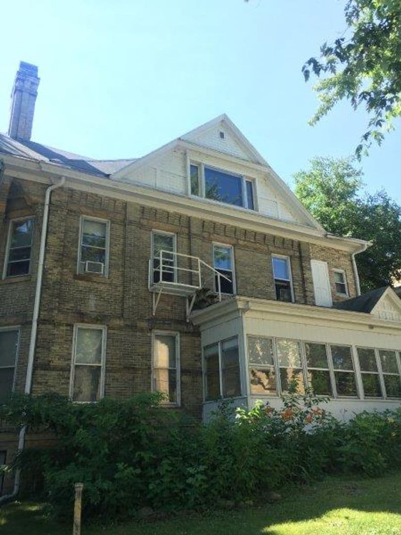 Madison Apartment: 121 East Gilman Street