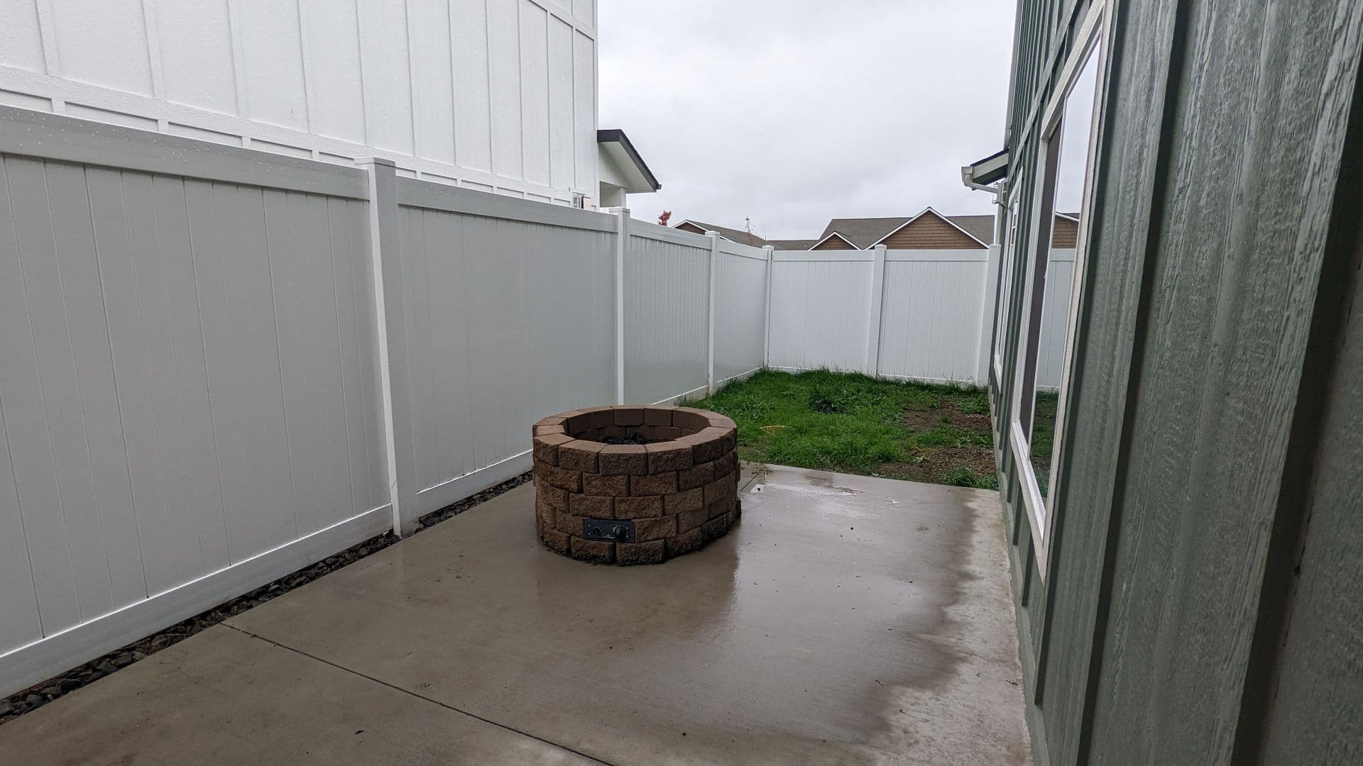 Post Falls House: 12076 W Wellington Ave