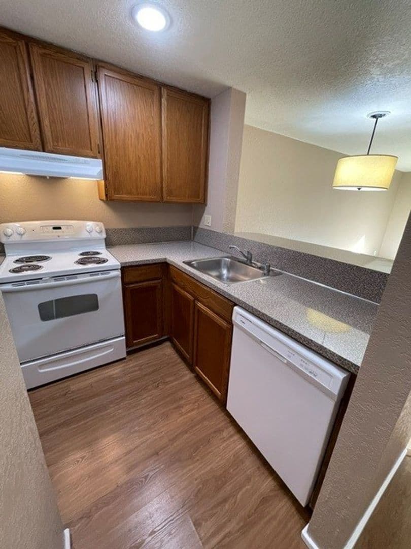 Kirkland Apartment: 9915 N.E. 135th Place