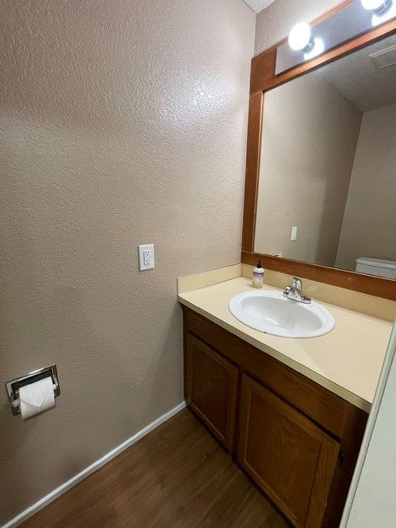Kirkland Apartment: 9915 N.E. 135th Place