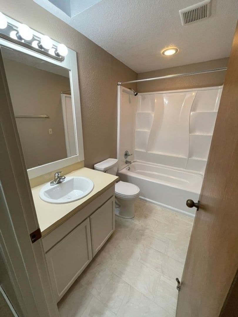 Kirkland Apartment: 9915 N.E. 135th Place