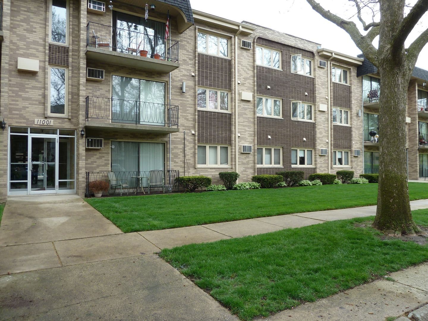 Oak Lawn Apartment: 11001-15 S Keating Ave