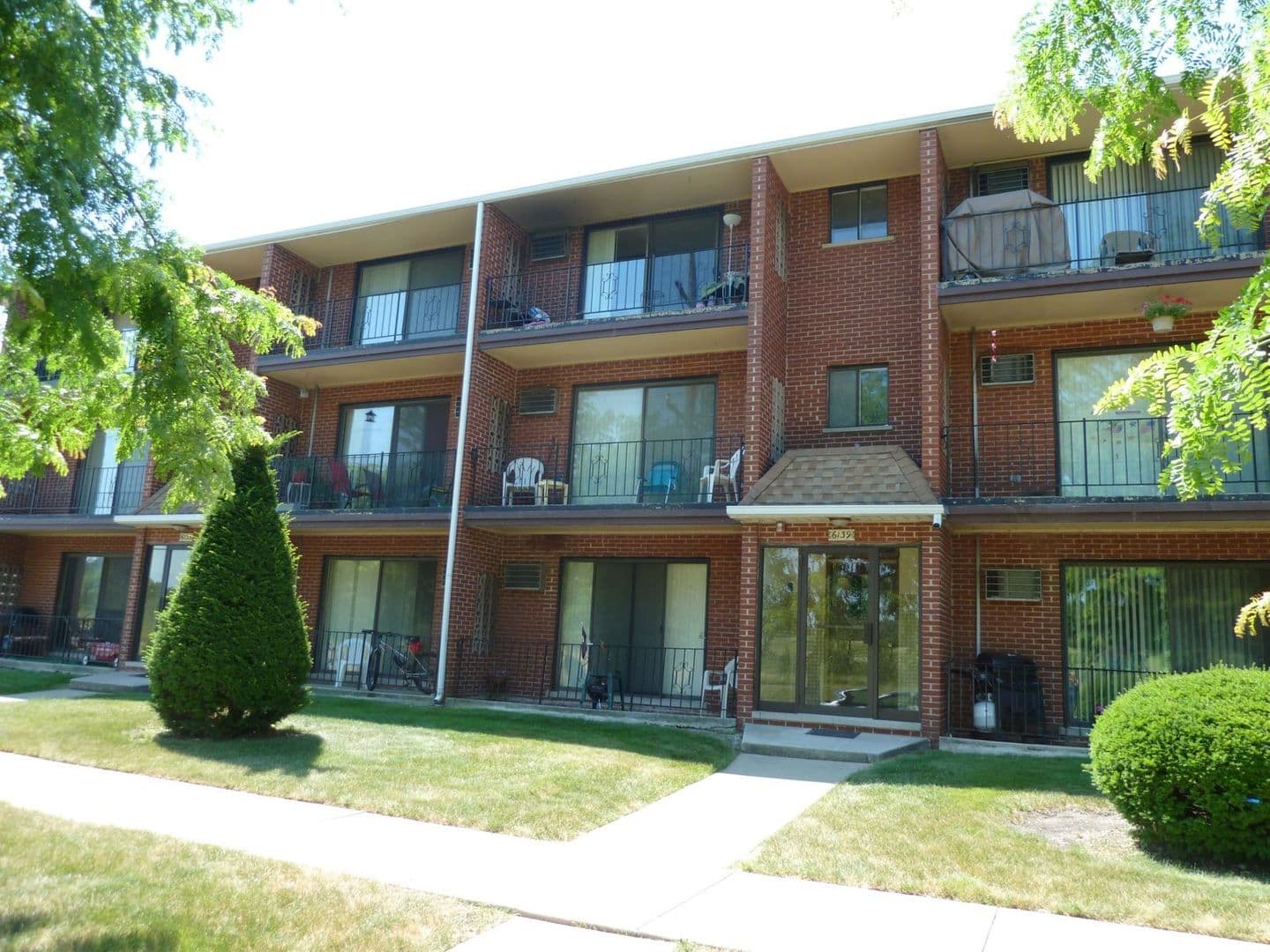 Chicago Ridge Apartment: 6135-39 W 103rd St