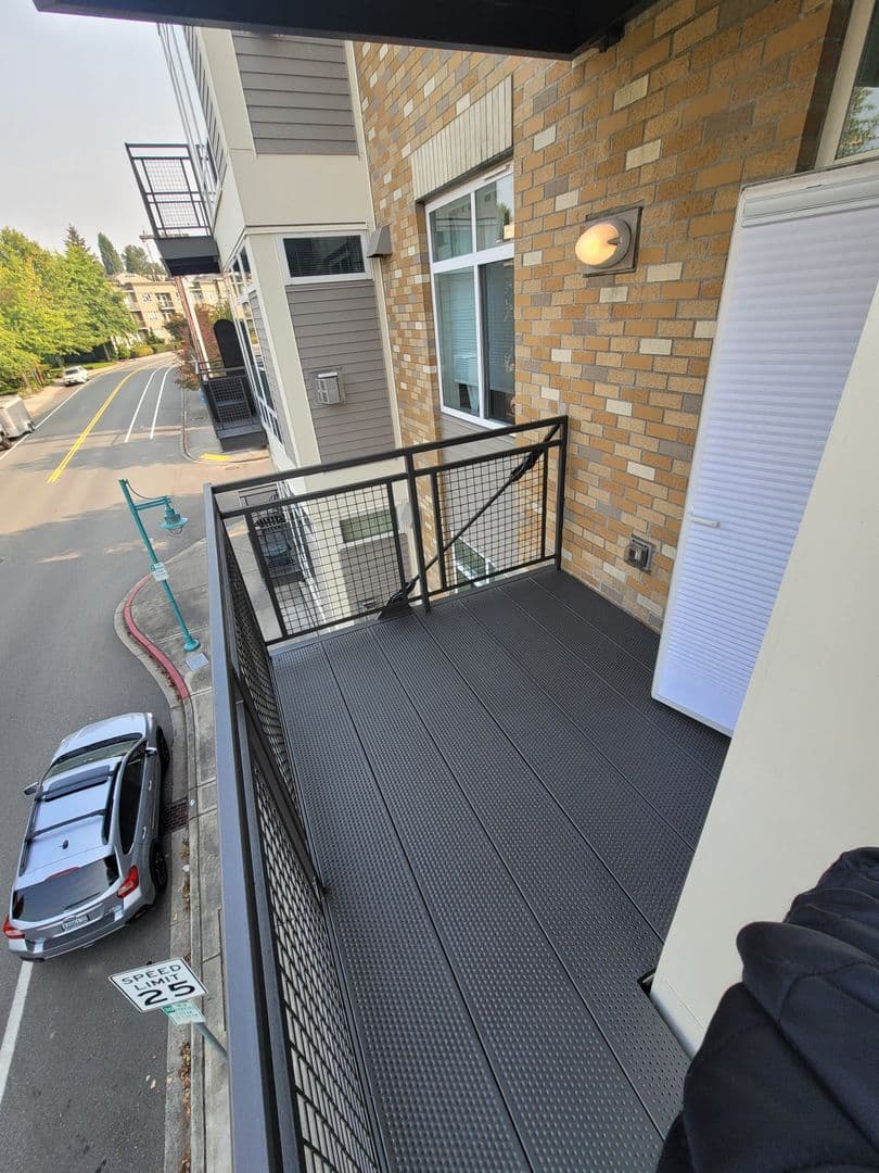 Kirkland Condo: 211 Kirkland Ave