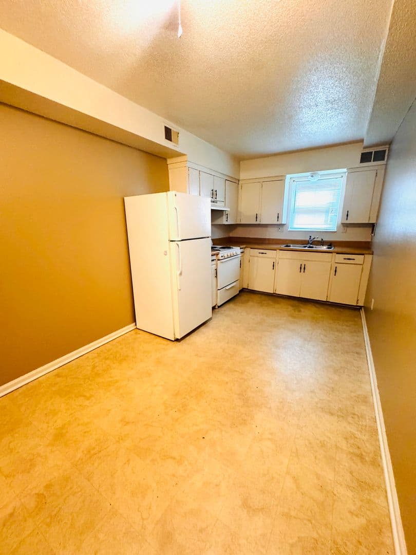 Independence Apartment: 1409 W Maple Ave