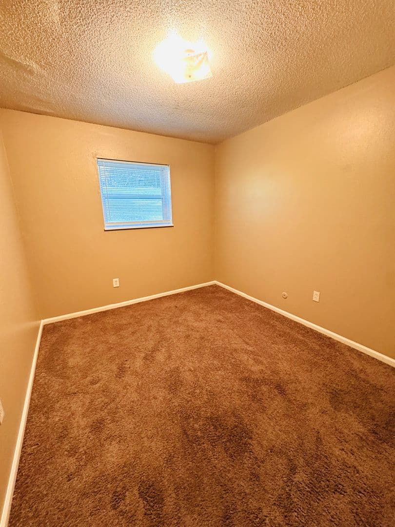 Independence Apartment: 1409 W Maple Ave